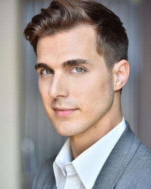 Cody Linley Instagram - I hope today’s you’re lucky day. 🍀 🙏🙃
•
•
•
Thanks @headshotsbymarc for capturing this image. 
#actorslife #headshot #luck #codylinley #codylinleylove #business #smirk