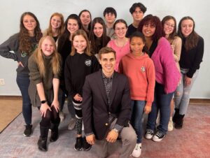 Cody Linley Instagram - 🎉Happy new year everyone! 🙏Thank you to all the amazing actors from last week that rocked this holiday season’s classes. 😃(Improv game show, Casting from an Actor’s Perspective & the Emotional Scale Workshop). ❤️Wishing the best for you all this year!!! 
•
•
•
#actors #teaching #holidays #fun #codylinley #codylinleylove #inspire
