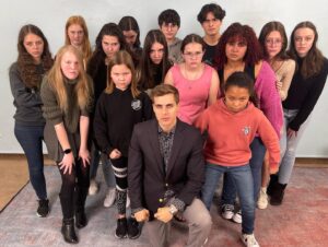 Cody Linley Instagram - 🎉Happy new year everyone! 🙏Thank you to all the amazing actors from last week that rocked this holiday season’s classes. 😃(Improv game show, Casting from an Actor’s Perspective & the Emotional Scale Workshop). ❤️Wishing the best for you all this year!!! 
•
•
•
#actors #teaching #holidays #fun #codylinley #codylinleylove #inspire