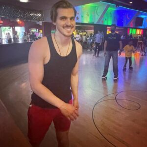 Cody Linley Instagram - Loved seeing unique short films from some kick ass women directors.🎉 Roller blading was another highlight from the weekend. Happy Equinox folks.☀️❤️😀
•
•
•
#filmfestival #rollerblading #equinox #love #codylinleylove #iloveyou #ilovelife