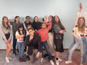Cody Linley Instagram - 🎉Happy new year everyone! 🙏Thank you to all the amazing actors from last week that rocked this holiday season’s classes. 😃(Improv game show, Casting from an Actor’s Perspective & the Emotional Scale Workshop). ❤️Wishing the best for you all this year!!! 
•
•
•
#actors #teaching #holidays #fun #codylinley #codylinleylove #inspire