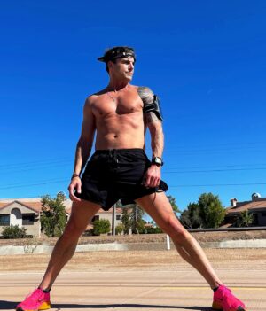 Colin Egglesfield Instagram - Happy Friday! Here’s a few little reminders:
✅
1. Don’t look back, you’re not going that way
2. Trust your instincts and intuition
3. Go work out today!
✨💪👊💫
#agileartist #inspire #nevergiveup