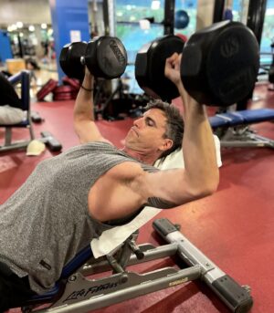 Colin Egglesfield Instagram - Desiring a result is not the same thing as committing to it. What are you committed to?
💫✨💯💪
#agileartist #inspire #wellness #health #workout #weights #trainingday #getit