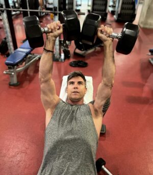 Colin Egglesfield Instagram - Desiring a result is not the same thing as committing to it. What are you committed to?
💫✨💯💪
#agileartist #inspire #wellness #health #workout #weights #trainingday #getit