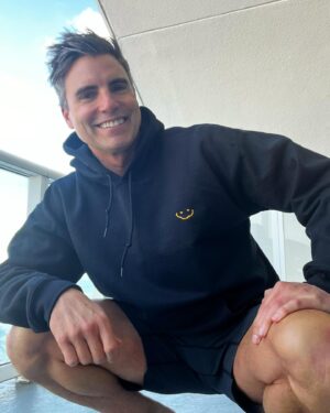 Colin Egglesfield Instagram - Happy 2024 all!! Let’s make it a year to remember!
💫🎉✨💥🚀
Keep it Smürky!
#smurk #smurk.fun