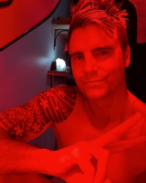 Colin Egglesfield Instagram - Red light therapy time at @unwindhealthspa 
💫🪷✨
#detox #heal #rejuvenate #restore #inspire #agileartist