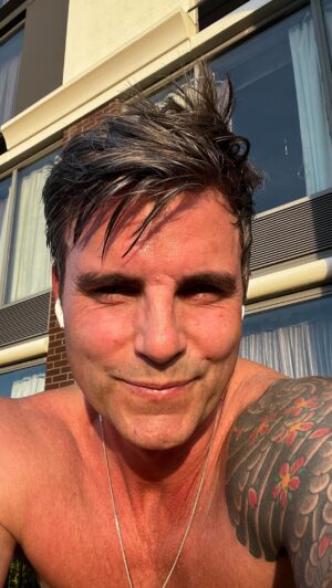 Colin Egglesfield Instagram - Thursday check-in! 
💫