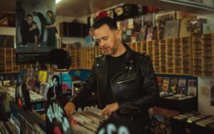 Colin Hanks Instagram - Roundhouse kickin’ into 2022 with curated playlists from myself & the HK Team available now on Spotify, link in bio! ✌🏼❤️🤘🏼@hankskerchiefs