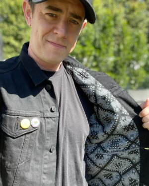 Colin Hanks Instagram - CHECK THIS OUT!!! Anyone who knows me, knows @levis jackets are pretty much my uniform. Thanks to @arkea_shop, not only do I have some new ones to add to my collection, but they are lined with @hankskerchiefs patterns! Beyond thrilled how they turned out. Even have the “hidden pockets” intact. These are custom made so unfortunately they are NOT available at @hankskerchiefs. Hopefully someday we will be able offer these, or something similar, in the future. #hankskerchiefs #levis #levisjacket #custommade #readymade #beready