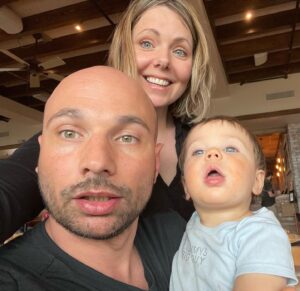 Collette Wolfe Instagram - Family vacation to the beach #florida no sunshine yet🌈🥳✨❤️this is our best group shot😂👶🙌