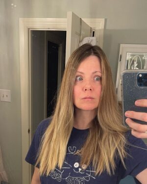 Collette Wolfe Instagram - I haven’t felt this good since before the baby. I have blonde hair and a fresh cut💇‍♀️💇‍♀️💇‍♀️I also started intermittent fasting to lose this baby weight and feel soooo much better. Not sure if I’m qualified to recommend this because I’ve only been doing it 2 weeks but so far have much more energy 💪💪💪 swipe for reminder of the before #bluetoilet #mombob #blondebob #costcooutfit