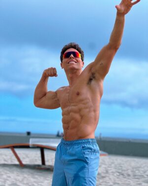 Colt Prattes Instagram - Visits muscle beach one time… 💪🏻 🏖️ 
___

#musclebeach #musclebeachvenice 
📸 @brandon.burks