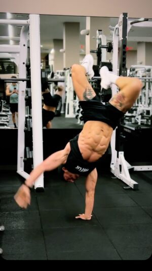 Colt Prattes Instagram - Way down we go
___

@movefastliftheavy @nike @equinox @alec2austin #handstandtraining #handstandwalk #balancetraining #handstands