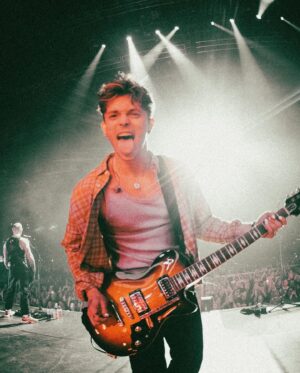 Connor Ball Instagram - Busted’s first album was the first album that ever got me into playing guitar. Had such a blast playing up on stage with the guys last night, thank you so much for having me 🙌🏻 you guys are rockstars

@chazzadnitt 📸