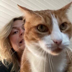 Constance Pittard Instagram - J’ai voulu faire un selfie pour vous annoncer que j’allais chroniquer aujourd’hui ET demain sur France Inter dans Par Jupiter mais Jean Guy a estimé qu’il fallait calmer ces délires narcissiques...