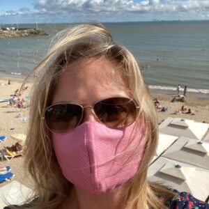 Constance Pittard Instagram - Ce soir je joue mon spectacle à Saint Georges de Didonne et derrière mon petit masque à pois qui ressemble à une culotte j’ai le sourire parce que ça va faire du bien de remonter sur scène après cette longue pause... 😋😘