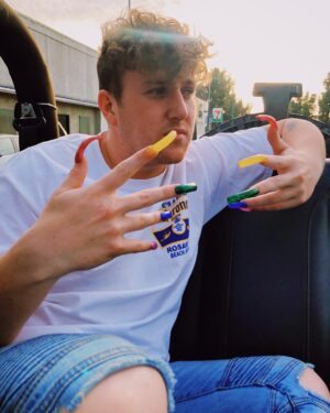 Corey La Barrie Instagram - Out here in the streets living my best life 💅🏽 new video up go watch 😂😂