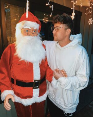 Corey La Barrie Instagram - Me and the big guy coming to terms that I’m gonna get all the presents back from all the years I’ve been bad! 🎅🏽❄️☃️ also swipe right for a surprise of the person who took the picture! 😂