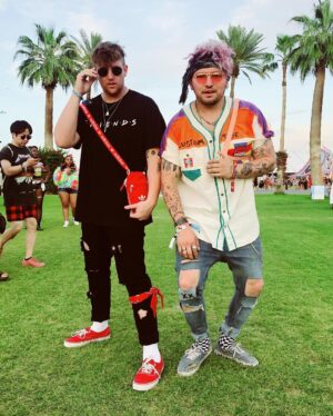 Corey La Barrie Instagram - Get best friends that look at each other and then stunt together 🔥😜
Thanks Coachella for the amazing weekend even know day 2 sucked with food poisoning I came back 💪🏽 😏 also the girl in the back wouldn’t leave with out a picture 😂