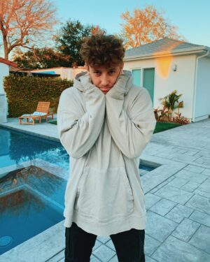 Corey La Barrie Instagram - If you want to see how disappointed I was today because nobody was home for me to annoy then just swipe right 🥺😂