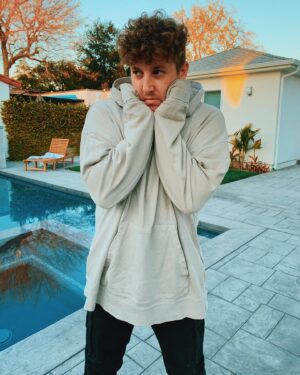 Corey La Barrie Instagram - If you want to see how disappointed I was today because nobody was home for me to annoy then just swipe right 🥺😂
