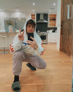 Corey La Barrie Instagram - So I have 3 weeks till my new house is ready! So shout out to the Seavey’s for letting me stay for a week! I hope they don’t kick me out 😳😂