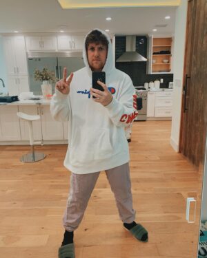Corey La Barrie Instagram - So I have 3 weeks till my new house is ready! So shout out to the Seavey’s for letting me stay for a week! I hope they don’t kick me out 😳😂