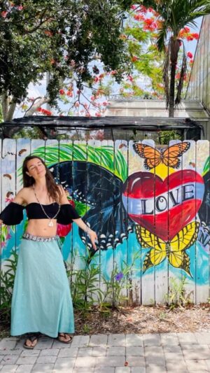 Cortney Palm Instagram - Hi people of the world. A little less hate goes a LONG way :) return to your inner child and look at the world with wonder. Allow peace and freedom to reign, but that first comes with self-acceptance and genuine, pure self-reverence and love, so that you don’t turn your hateful projections onto others. Tune in, find your heart. Breathe. Love wins. 
.
.
.
.
#onelove #awakening #selflove #innerchild #love