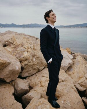 Cory Michael Smith Instagram - Wearing @dior for @dujourmedia’s Cannes Confidential. Photographed by @emiliomadrid. Styled by @brianmeller.

#SAGaftraStrong ✊🏻💪🏻
#WeCelebrateTheWorkLater 🤟🏻