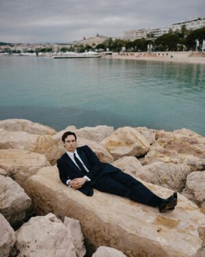 Cory Michael Smith Instagram - Wearing @dior for @dujourmedia’s Cannes Confidential. Photographed by @emiliomadrid. Styled by @brianmeller.

#SAGaftraStrong ✊🏻💪🏻
#WeCelebrateTheWorkLater 🤟🏻