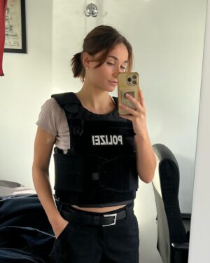 Cosima Henman Instagram - Behringer und die Toten heute um 20:15 auf RTL. @rtlplus @rtl_de 

Mit @antoinemonot und mir als neue Kommissare. 

Written by @berit.walch 
Directed by @huettnerralf