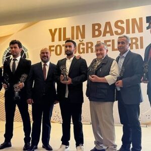 Coşkun Aral Instagram - Dün akşam hayatımın en anlamlı ödüllerinden birini aldım. Yaşam Boyu Onur Ödülü’ne beni layık gören Türkiye Foto Muhabirleri Derneği’ne ve geceye katkı sunanlara bir kez daha teşekkürlerimi sunuyor, Yılın Basın Fotoğrafları ‘23 ödüllerinin sahibi olan tüm meslektaşlarımı kutluyorum. Emekliliği olmayan onurlu mesleğimizi zor şartlarda sürdüren tüm dostlarıma minnettarım.
.
.
#tfmd #yılınbasınfotoğrafları #fotoğrafçılık #fotomuhabiri #photojournalism