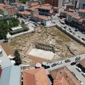 Coşkun Aral Instagram - Sayısız sürprize sahip Anadolu’yu fotoğraf kadrajında keşfetmek bambaşka bir deneyim. Yıllarca çizdiğim fotoğraf rotalarını şimdi sizlerle de paylaşmak için Tamer Günal’la yola düştük.

Kemaliye’de #KaranlıkKanyon’u, Erciş’te İnci Kefali göçünü, Doğubayazıt’ta #AğrıDağı’nı, Sarıkaya’da Roma Hamamı’nı, #Kayseri’de Yılkı Atları’nı, #Nevşehir’de #Kapadokya’yı gördük ve kapanışı Tuz Gölü’yle yaptık.Bu görsel ziyafet bizi yepyeni fotoğraf rotaları için heyecanlandırdı.İzlerken sizi de heyecanlandıracağına eminim.

Videonun tamamı şimdi Youtube’da #CoşkunAralAnlatıyor kanalında.