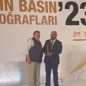 Coşkun Aral Instagram - Dün akşam hayatımın en anlamlı ödüllerinden birini aldım. Yaşam Boyu Onur Ödülü’ne beni layık gören Türkiye Foto Muhabirleri Derneği’ne ve geceye katkı sunanlara bir kez daha teşekkürlerimi sunuyor, Yılın Basın Fotoğrafları ‘23 ödüllerinin sahibi olan tüm meslektaşlarımı kutluyorum. Emekliliği olmayan onurlu mesleğimizi zor şartlarda sürdüren tüm dostlarıma minnettarım.
.
.
#tfmd #yılınbasınfotoğrafları #fotoğrafçılık #fotomuhabiri #photojournalism