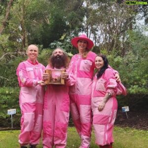 Costa Georgiadis Instagram - What an absolutely amazing day spent at Indigiscapes!

Thank you to everyone who came to celebrate the environment and also learn about our native bees! 

And yes the wonderful @costasworld got into a pink suit! 

Australian native stingless bees 🐝 

.
.
.
.
.
.
.
.
.
.
.
.
.
.
@beekeepinggear
@Indigiscapes 

#bee #native #awesome #viralreels #beesofinstagram #save #rescue #beautiful #love #sustainability