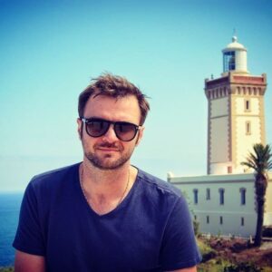 Costa Ronin Instagram - Любовь — над бурей поднятый маяк, 
Не меркнущий во мраке и тумане, 
Любовь — звезда, которою моряк 
Определяет место в океане. / 
O, no! it is an ever-fixed mark,
That looks on tempests and is never shaken;
It is the star to every wandering bark,
Whose worth's unknown, although his height be taken.