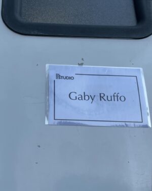 Costanza Andrade Instagram - Quién lo mató? ?
24 de mayo en @primevideo 

@betoozcariz @_elestudio_ @bm_casting
Un gozo ser parte. 
🧨📺😎

Looksazo del @alfredotigremora