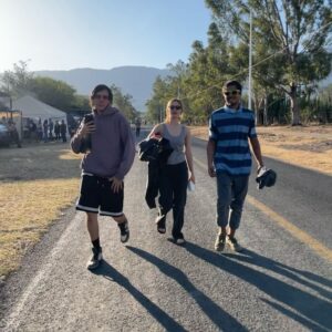 Costanza Andrade Instagram - Amanece en ciudad del Sol. 
Sara, Rebeca, Jimmy y César abren los ojos. Es Emma . 

Gracias Carlos Marín por confiarme un pedazo de ti, por permitirme ser ese vehículo de algo más grande en esta historia, por que cada toma y día están impresas de tu cariño y entregado corazón. A @katnarro por crear junto contigo esta maravillosa y compleja travesía en la que todos nos embarcamos. 

Carla Adell. Gracias por ser compañera de viaje, amiga , maestra , hermana y prima . Por ser un pedazote de actriz , por tu generosidad infinita. JP, Jatzke. Gracias por darlo todo y ser espejo. Por amarme y recibir mi amor , a mi forma , tiempos y posibilidades . Gracias por crecer conmigo y abrirnos las pieles para apapacharnos por dentro, juntos . @yosoysam aquí estuviste , siempre. 

A @albertpons por la primera de muchas y a @luisbohigas @beto.gauna , a todo el team de producción @alexbrpaz por hacer posible cada día y llevar este gigante de película a la vida. Que siga su camino en abundancia y facilidad . 

Carlos Hidalgo. Eres un regalo de la vida, te quiero mucho Stitchi. Y a todo tu staff, mi admiración total, @manhu13 @valsantanaj_ @willersond @cynthia.lecona 

@aleballina , cada día te quiero y me inspiras más con tu esencia y tu fuerza , juntas a la eternidad . 

Ian, eres un diamante. Gracias por tanto y todo tú. 
Junto a @santibarbavisual , Arturo, Efrén , @sergiorosales06 , @pinche.chaidez @paco_polarmx @walter.lagarda @francesca.volpi.h @karla_vidau , @astrid.alejandra.gv , su pasión , alegría e inocencia llenaron mis noches de luz. 

A mis niñas de makeup y vestuario que vieron mi alma y fueron grandes cómplices de viaje . Magas divinas! 

A @alexandraberruezo @makeup.solana y todos los creadores de su equipo por inspirarnos con su trabajo. 

A mi monstruo , por que con ello puedo sanar y sanarme. Un día a la vez. 

Yo Soy. 

Entrego.