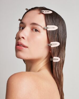 Costanza Andrade Instagram - Skincare RESET @cosmopolitanmx 
No se pierdan esta primera edición del año!! 

Gracias @consalcocer y a todo el super team detrás💞 La pasión y la alegría atraviesan el papel. 

Design @anndie_roman 
Photographer @khrisarm
Hair & makeup @aleromua 

para @mxoriflame