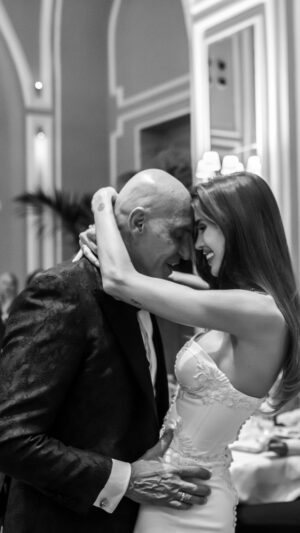 Coto Matamoros Instagram - Resumen en fotos del baile y la cena✨ ya es el último de la boda en mucho tiempo hasta que hagamos un friendly reminder🖤
Queríamos agradecer de nuevo a todos por habernos acompañados 💘
Gracias a @enriquetomas @waffle_time_official y @estoesatipico  por haber puesto el toque maestro🫶🏽 a @maria.novo @franruizphotographer por captar todos los momentos y a @landerurquijo @rubenhernandezcostura_ @casadeiofficial @joyeriayanes @yslbeauty @bloomsfloresyeventos y @daviddeibis por estar, de corazón 🩶