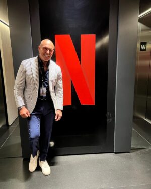 Coto Matamoros Instagram - Gracias a @lafabricadelatele y @netflixes por habernos ofrecido la oportunidad de participar en este delirio. Gracias añadidas a todos los compañeros: técnicos, redactores, productores, etc, que han realizado un esfuerzo titánico e impecable. Nadie va a quedar defraudado; vamos a hacer historia de la tv 💪💪💪💪