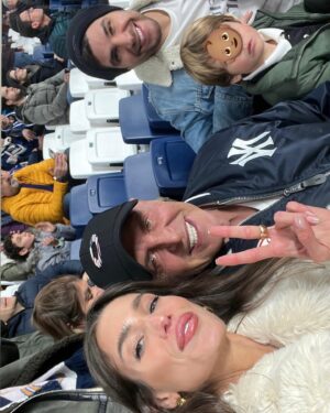 Coto Matamoros Instagram - Tres generaciones y una pasión. Feliz de disfrutar una tarde en el Bernabéu con mi gente. ¡Hala Madrid y nada más! 💪❤️ @martalopezalamo @diegomatflo @realmadrid