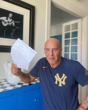 Coto Matamoros Instagram - Los mayores de 65 están exentos de formar parte de una mesa electoral, a pesar de ello me convocan como vocal suplente. Facilitan un teléfono de contacto (91 360232) al que he llamado desde el viernes 40 veces; no hay respuesta. Gracias por su trabajo impecable a la Junta Electoral de Zona de Madrid. No pienso dar un paso más, que sea lo que Dios quiera…😒😒