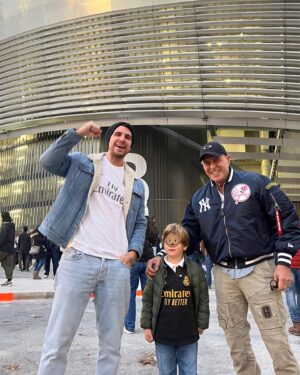 Coto Matamoros Instagram - Tres generaciones y una pasión. Feliz de disfrutar una tarde en el Bernabéu con mi gente. ¡Hala Madrid y nada más! 💪❤️ @martalopezalamo @diegomatflo @realmadrid