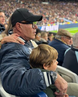 Coto Matamoros Instagram - Tres generaciones y una pasión. Feliz de disfrutar una tarde en el Bernabéu con mi gente. ¡Hala Madrid y nada más! 💪❤️ @martalopezalamo @diegomatflo @realmadrid