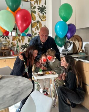 Coto Matamoros Instagram - Ayer celebramos en la familia dos cumpleaños. Pocas cosas me hacen más feliz que la sonrisa de mis nietos. Gracias a los que hicisteis de ayer un día especial, uno de los más bonitos del año❤️
-
 @martalopezalamo @_lmflores @mo_ritzmadrid