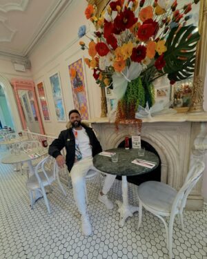 Craig David Instagram - NYC you always bring the VIBES. 📸 dump to sum it up. Can’t wait to be back here soon 🇺🇸

1. Grand Central Station 🚉✨ If you watched the movie 222 you’ll appreciate this one ♉️💫
2.⁠ ⁠When in Serendipity Cafe ☕️ You have to sit at the table Kate & John sat at for the winning vibes 🧤❤️ 
3.⁠ ⁠When you know cake is on the way😮‍💨🍰
4.⁠ ⁠What a wholesome experience 🙏🏽✨💫
5. Central Park. Feeling like Home Alone 2 vibes around here✨
6. 5 mins before taking this 3 spider men pointing at each other had just got arrested for just standing about.😮‍💨✨ Peak times for them 🕷️
7.⁠ ⁠Vibes with Kelly & Mark💫✨ 
8. ⁠Great times with sway and the team. Can’t wait for you to hear the 7 Days remix vibes😮‍💨🤝
9. Not long now N.Y 🗽🏙️
10.⁠ ⁠Finalising the Monday announcement. See you tomorrow at 8:00am UK 📢 😮‍💨 👀