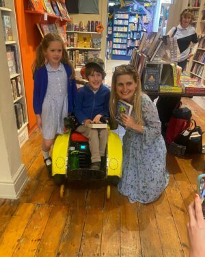Cressida Cowell Instagram - THANKYOU to everyone who came to my signing at the truly magnificent @mrbsemporium in Bath, you were all just wonderful, and thankyou for bringing all your ideas and your drawings and creativity…

#❤️📚
#WhichWayRoundtheGalaxy book tour