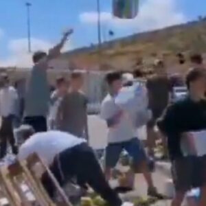Cristián Contreras Radovic Instagram - 🕎 JUDIOS DESTRUYEN LA AYUDA HUMANITARIA DESTINADA A LOS PALESTINOS 🇵🇸
⚠️ En el punto de control de Tarkamiya un grupo de israelíes destruye la ayuda humanitaria destinada para la crisis humanitaria en la Franja de Gaza. La venganza sin misericordia está llevando a muchos iracundos sionistas a una nueva automaldición, justo en los momentos que se recuerda la declaración de independencia del Estado de Israel el 14 de mayo de 1948.

⚠️ Los muertos palestinos se elevan a 43.640, de los cuales 10.382 son mujeres y 15.971 niños, lo que equivale a 1 niño palestino muerto cada 10 minutos desde el inicio de la operación de pulverización de Israel 🇮🇱🇺🇲. Hay que sumar 2 millones de desplazados y la destrucción total de la infraestructura de Gaza, otro Estado fallido. 

☮️ Paz para Medio Oriente ☮️

✅️ #DocFiles 🌍🌏🌎