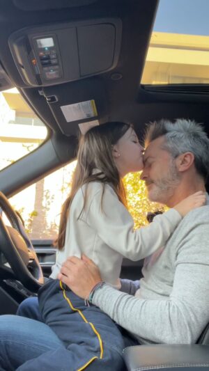 Cristián Sánchez Instagram - Aquí cantando a @shakira mientras @dianaboloccof se bajó “un segundo” a cambiar un regalo… 🙄😴❤️